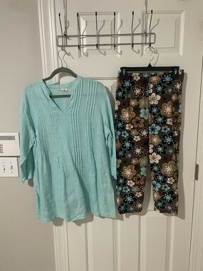 Light Aqua 1x  Tunic Top with Floral Print capri plus leggings
